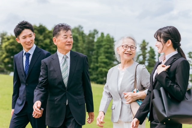 若年層夫婦と熟年層夫婦が今後の生活について和やかに会話しているイメージ