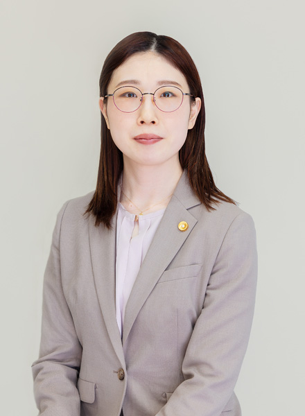 東史織弁護士の肖像