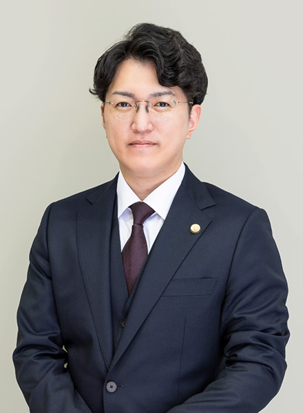 岩崎隼人弁護士の肖像
