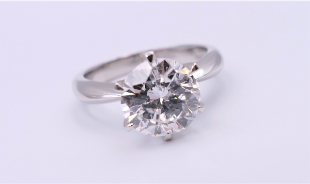 高価なプレゼントの代表であるダイヤモンドの指輪